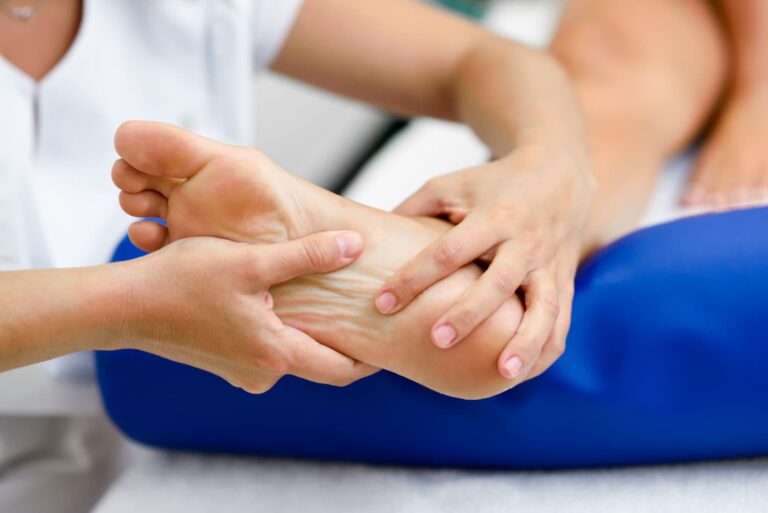 La importancia del cuidado profesional de los pies el rol del podólogo en la salud integral