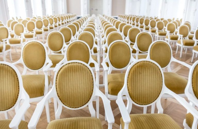 El impacto del diseño y el alquiler de mobiliario en la transformación de eventos corporativos y celebraciones sociales